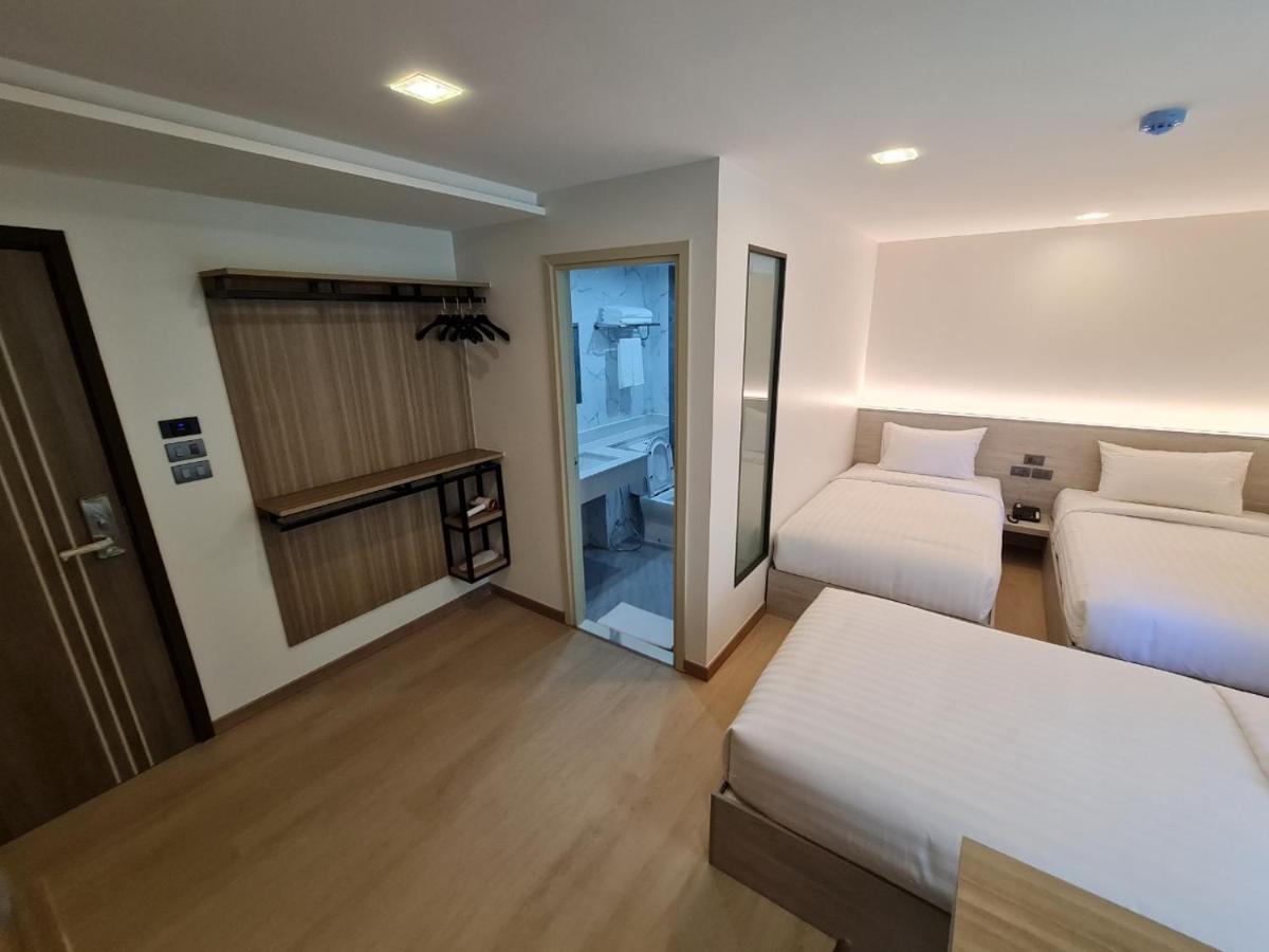 Triple Room Bathroom,1480202345:JPEG