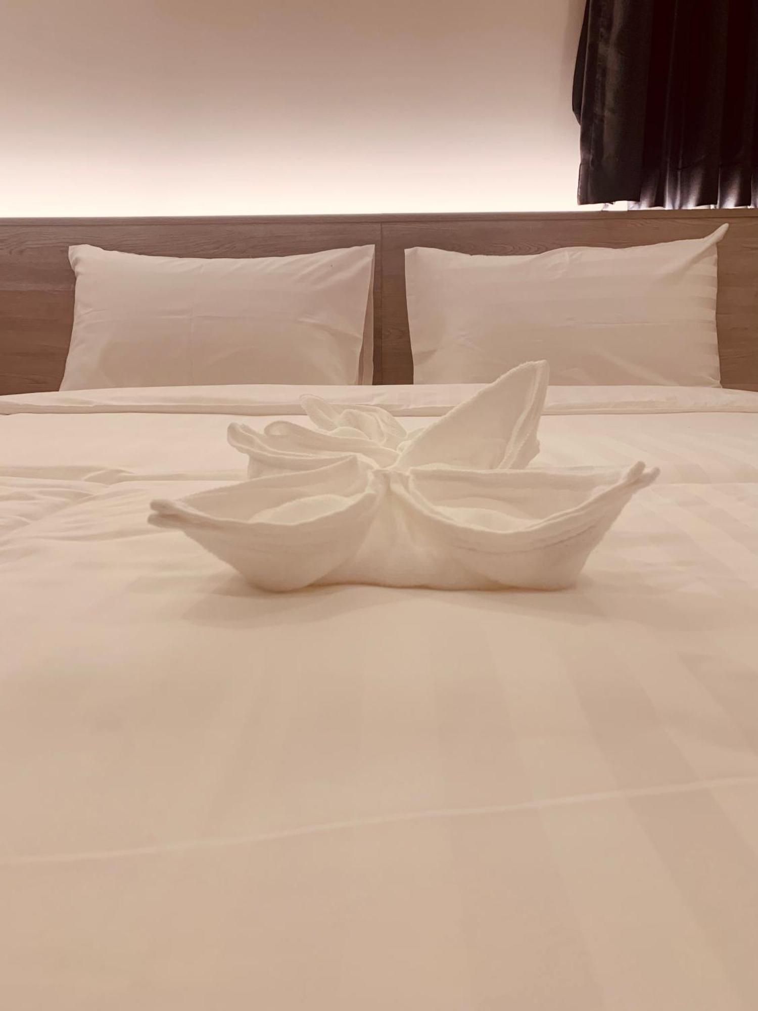 Deluxe Double Room Shower,1563752437:JPEG
