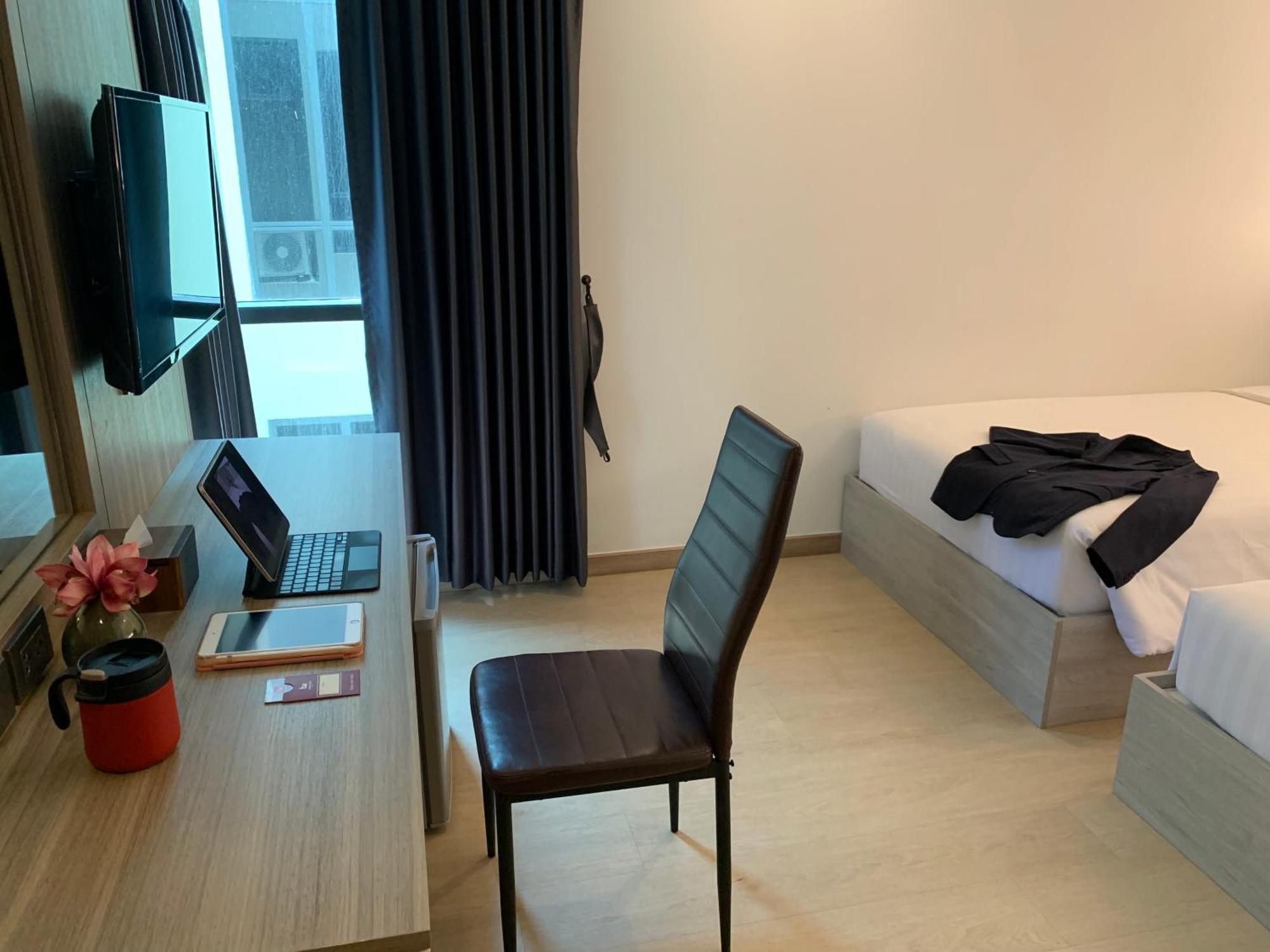 Twin Room Bathroom,1563752407:JPEG